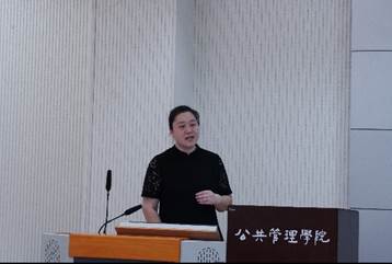 男人站在桌子上AI 生成的内容可能不正确。