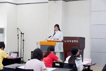 人们在看台上的人在房间里的一群人AI 生成的内容可能不正确。